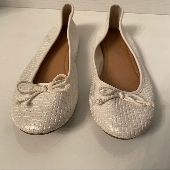 🌸Woman’s  White Pearl Flats by American Eagle Size 9 🌸 - Picture 2 of 6